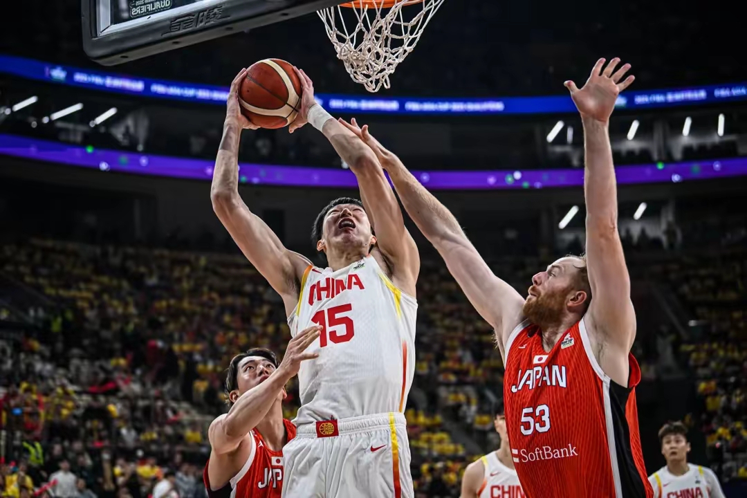 -包含赛后新奥尔良鹈鹕备战CBA常规赛阿扎伦卡连续十五场比赛得分超过刷新纪录，现场解说直呼：埃因霍温围绕足总杯战术微调的词条